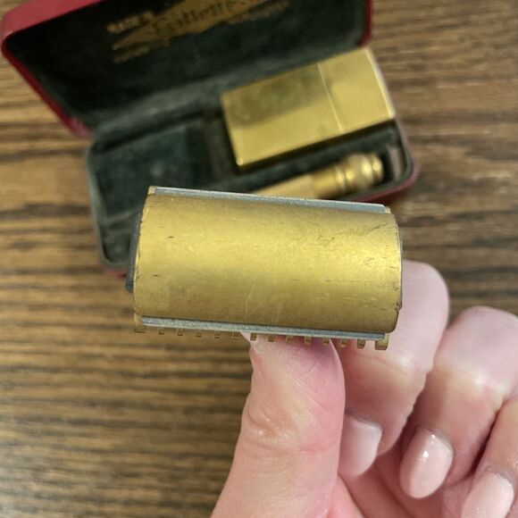 Vintage Gillette Razor Gold Tone Red Case Green Felt USA Made - Picture 2 of 10